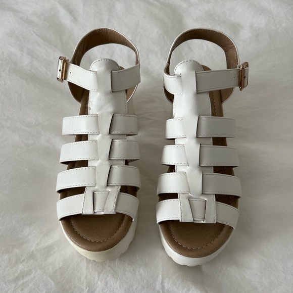 WHITE STRAPPY CLEATED SANDALS, SIZE 10 - Picture 2 of 5
